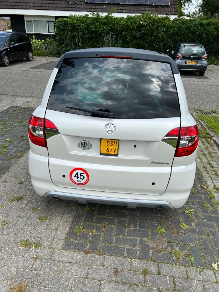 Witte Aixam brommobiel, achteraanzicht met 45 km/u sticker