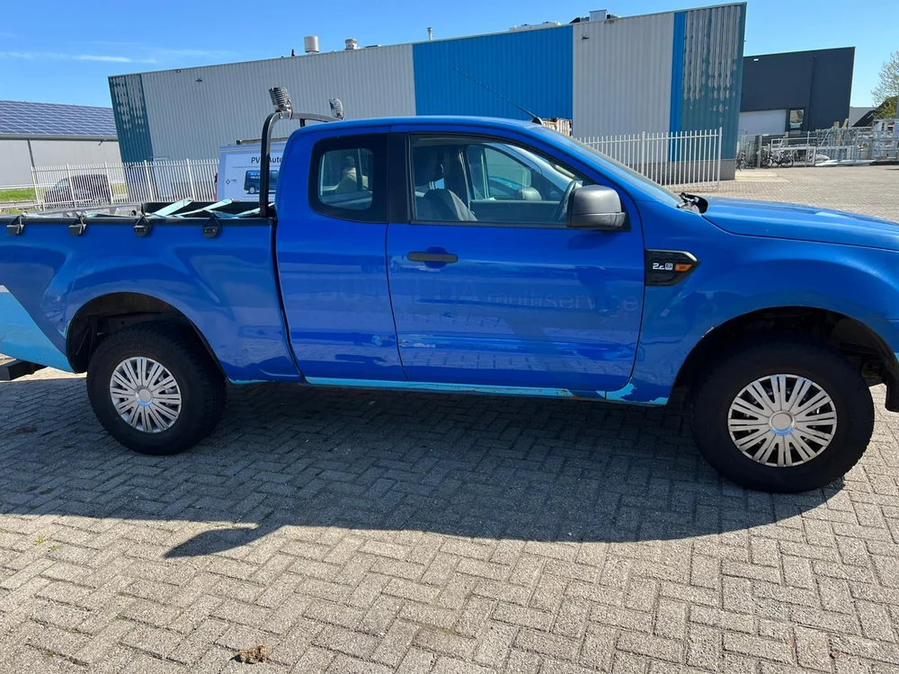 Blauwe Ford pickup