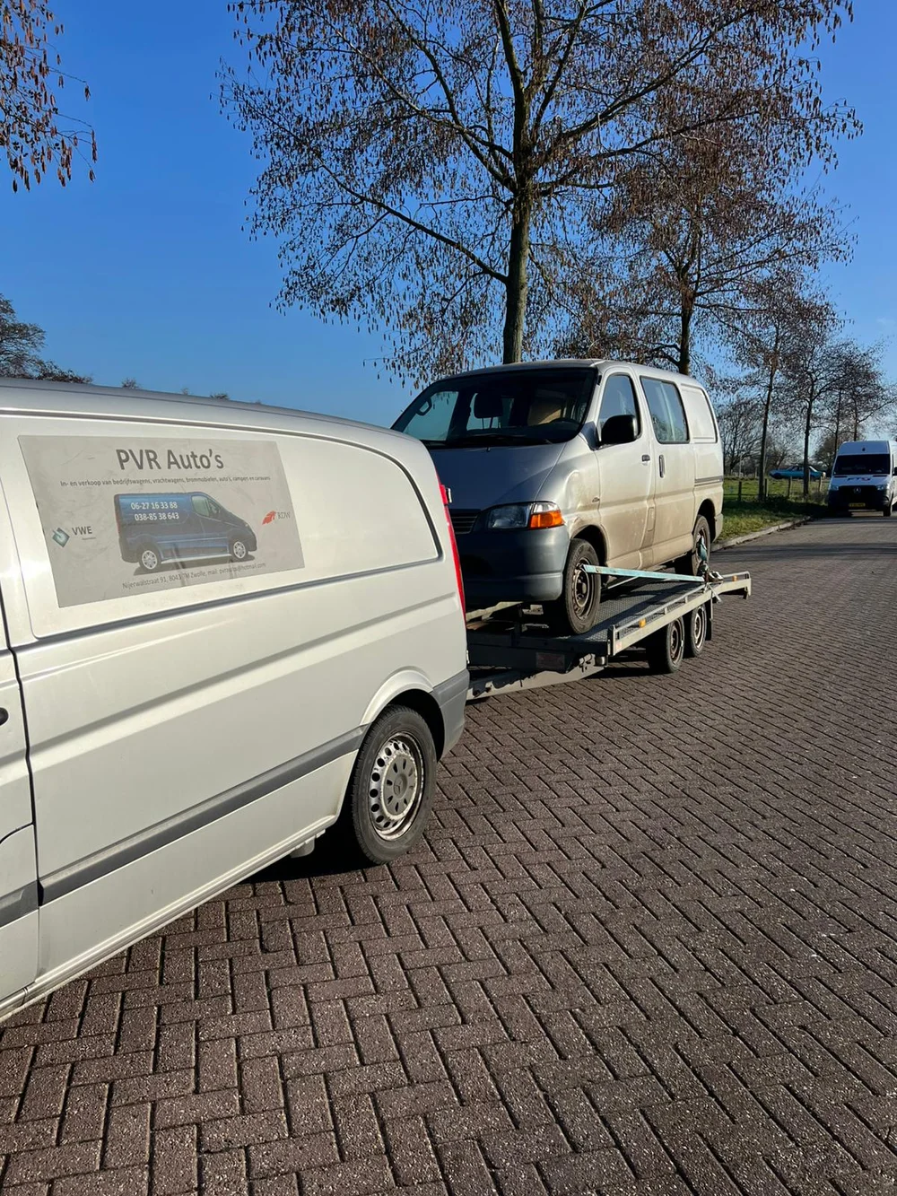 PVR Auto's transport van met voertuig op aanhanger
